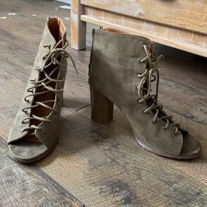 Lace up open toe heal with zipper in back. Olive color